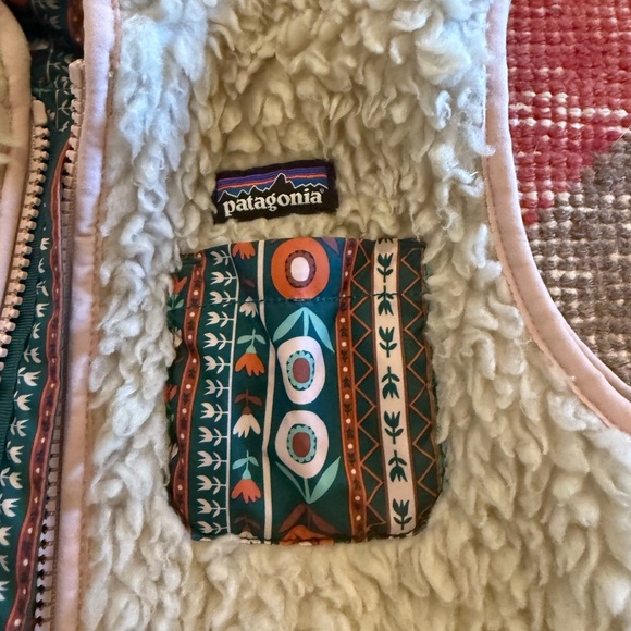 Patagonia Cream Fleece Vest with Colorful Pocket - Picture 2 of 5